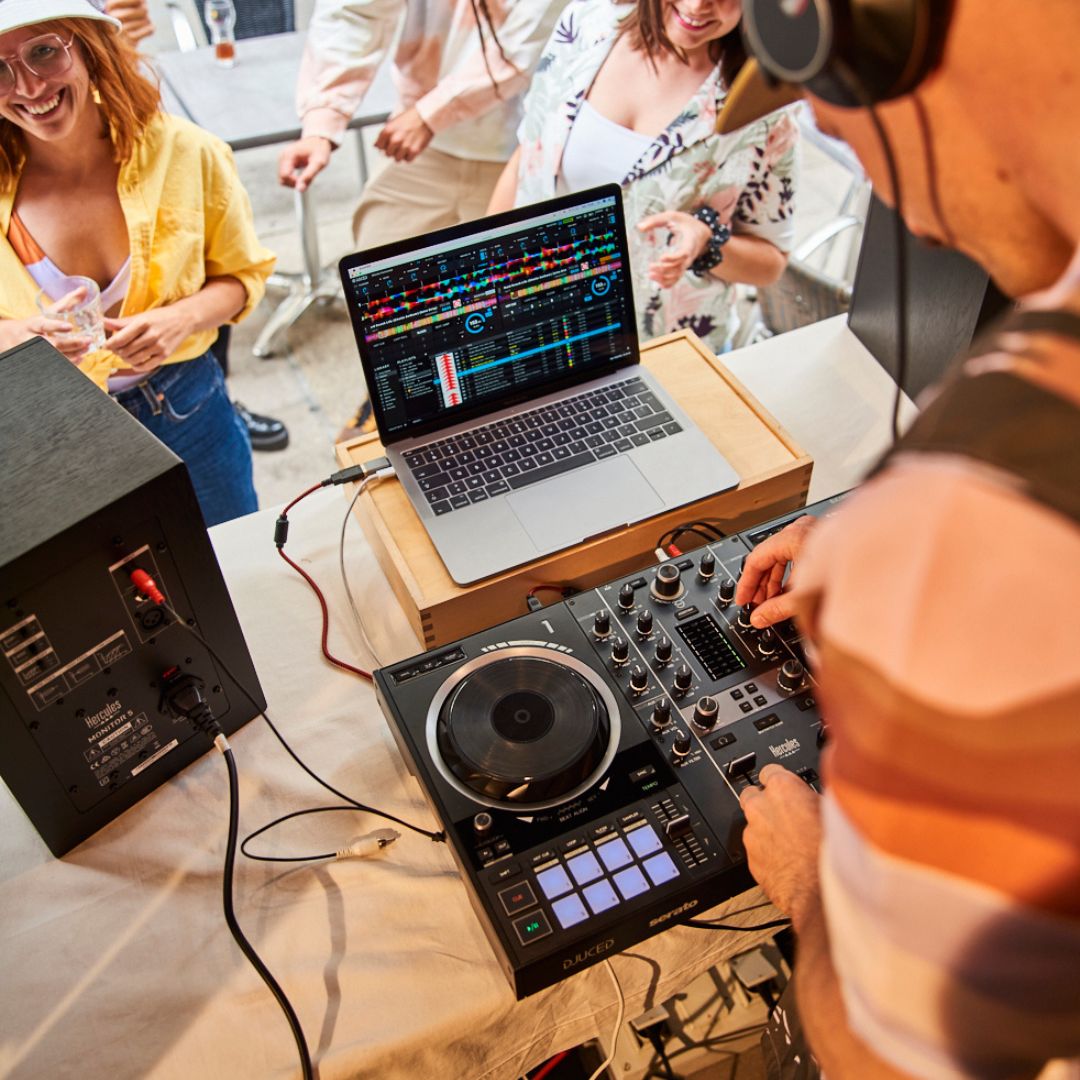 DJControl Inpulse 500 mix and DJ easily